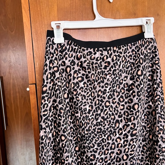 Super cute skirt from Victoria secret new no tag elastic waist - Picture 5 of 7